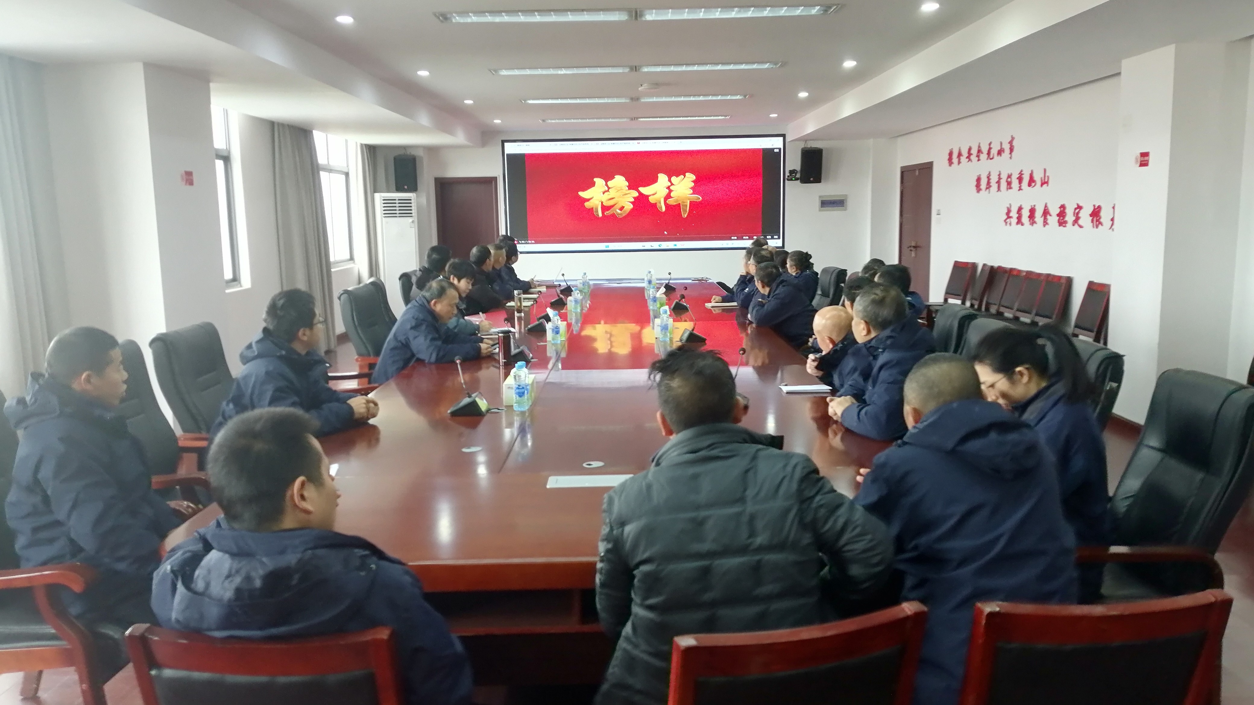 南良公司组织观看《榜样10》专题片